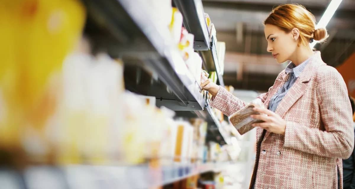 woman grocery shopping lJkm.width .jpg