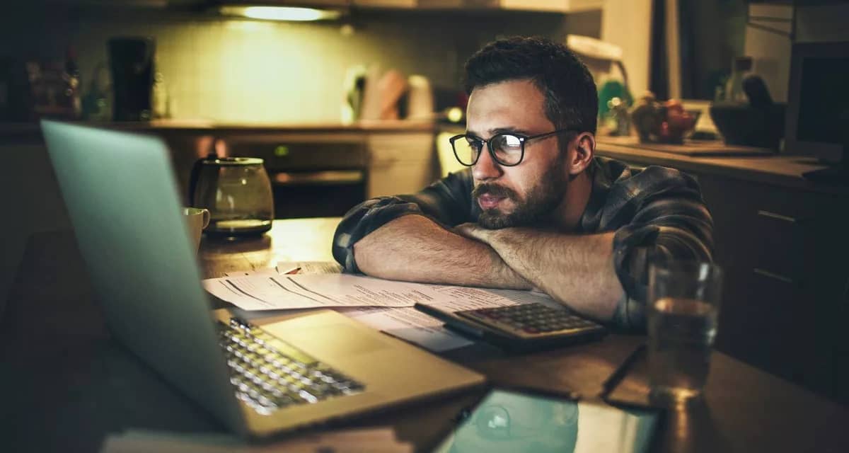 worried person with laptop in kitchen OlAPI.width .jpg