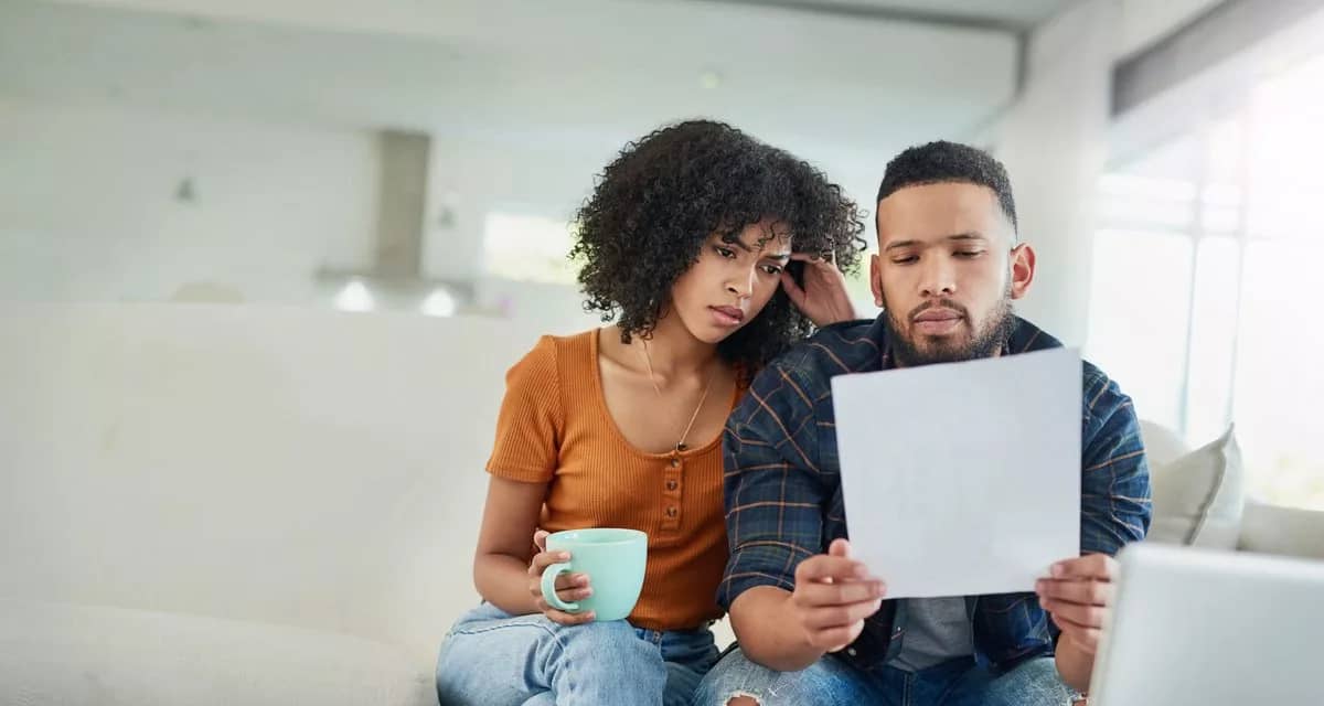 couple reading bills Vpqlmjz.width .jpg