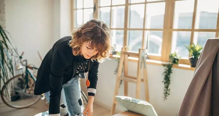 woman packing moving boxes in apartment Pedi.width .jpg
