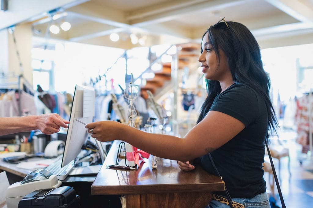Young woman paying cashier with credit card i.width rIUHCo.jpg