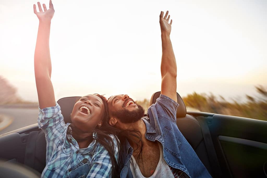 Couple enjoying a road trip DjdDStS.width .jpg