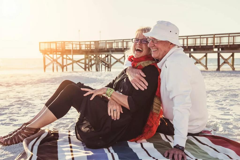 Senior couple embracing on the beach. QTxQl.width .jpg