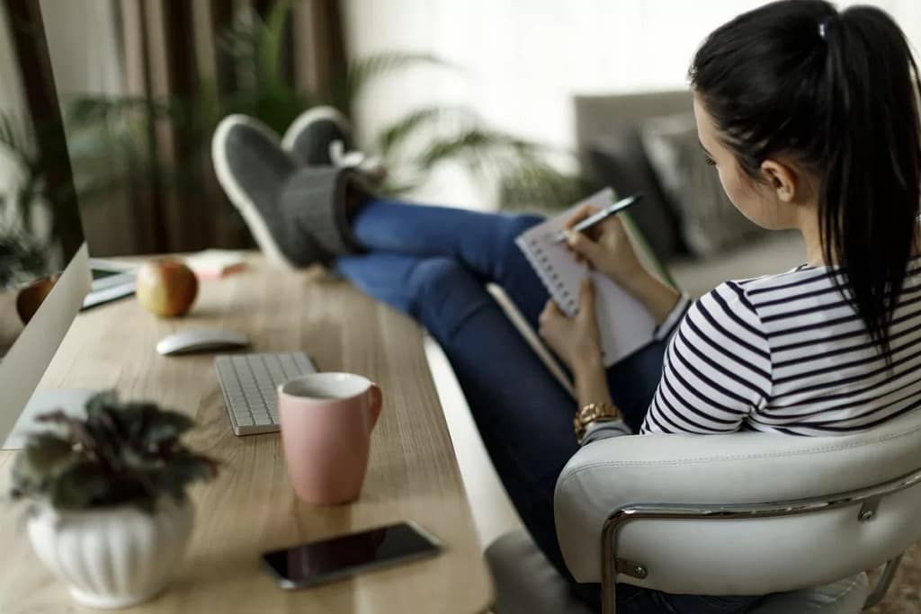 woman at desk writing in notebook JzYthUs.width .jpg