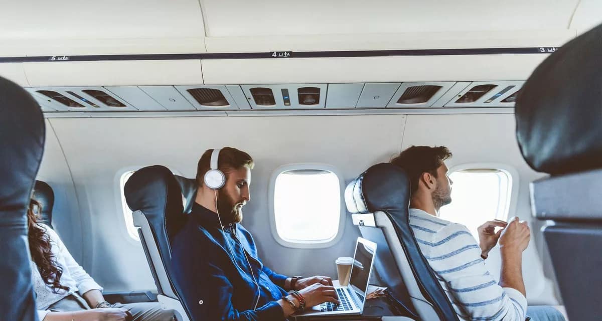 airplane passengers XnPe.width .jpg