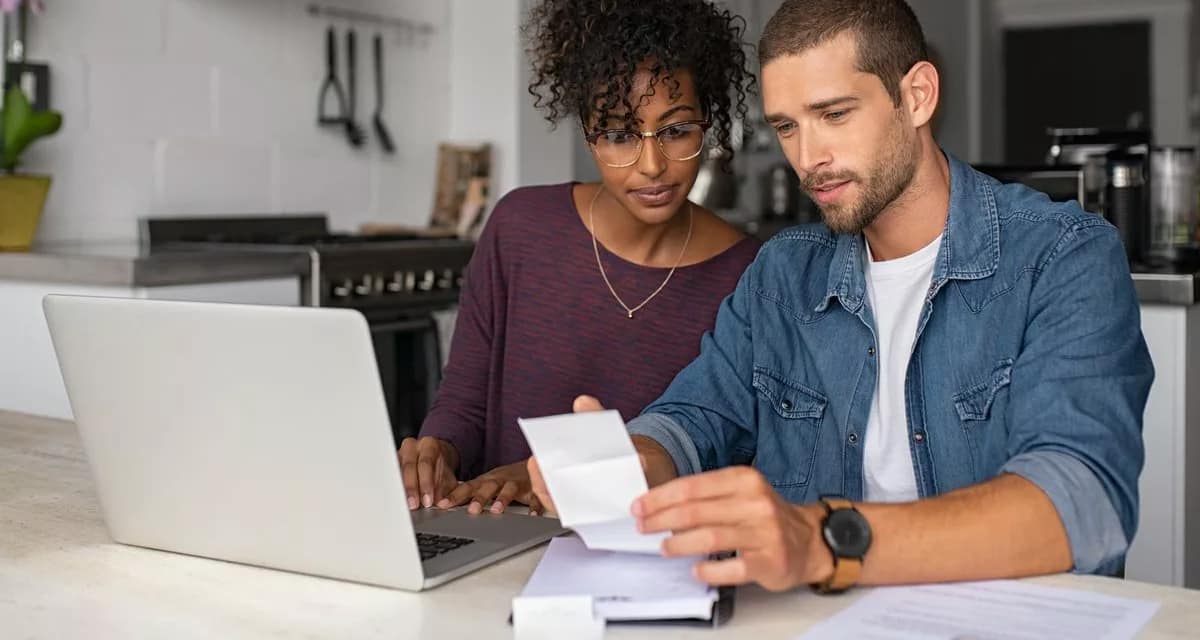 Couple paying bills PVzpCfk.width .jpg