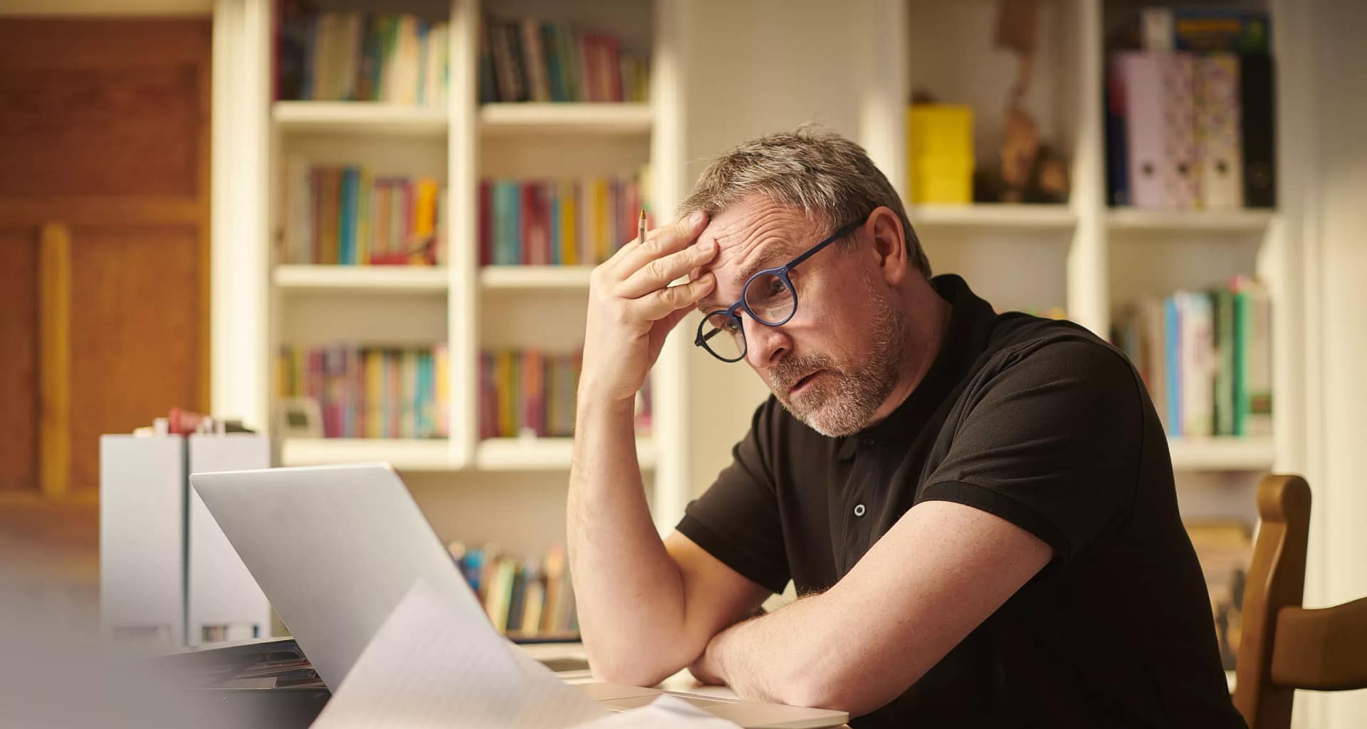 worried investor looking at computer.jpg