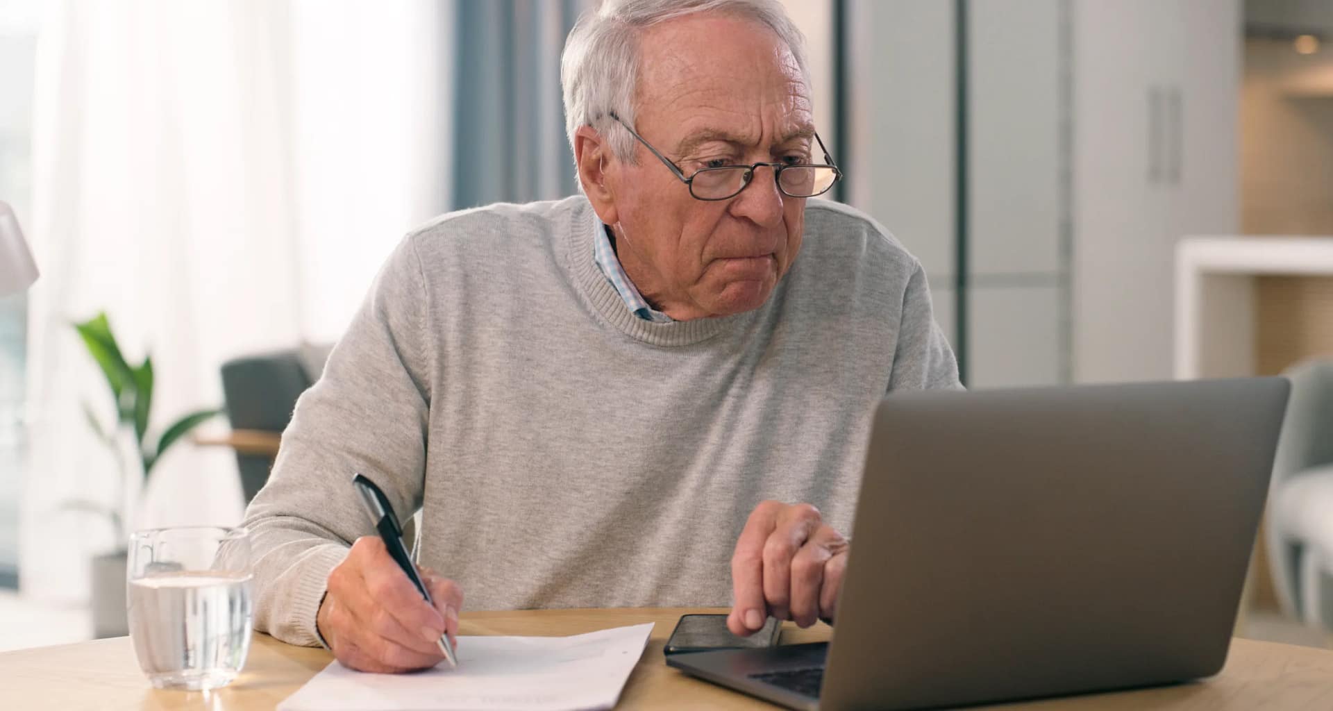 older man laptop frowning gettyimages .jpg