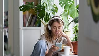 Young woman listening to podcast on her headp.width pSMxhS