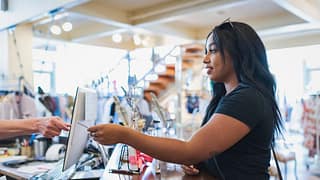 Young woman paying cashier with credit card i.width rIUHCo.jpg