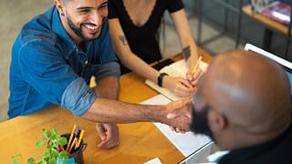 shaking hands in meeting xVYw.width