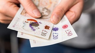 Hands holding British bank notes pounds GTVz.width .jpg