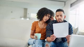 couple reading bills MtbYYmi.width .jpg