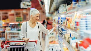 person grocery shopping OwDMNEf.width .jpg