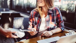 Customer paying in restaurant with mobile pay.width ngYYV.jpg