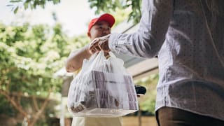 food delivery UILONCb.width .jpg