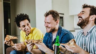 three men eating pizza on couch JdPlwJA.width .jpg