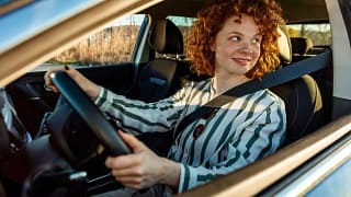 woman driving car fDYGYko.width .jpg