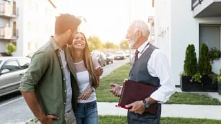 young couple with realtor outside house.width sGoDKCc.jpg
