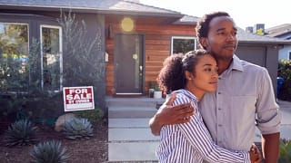 couple in front of house for sale DpQCE.width .jpg