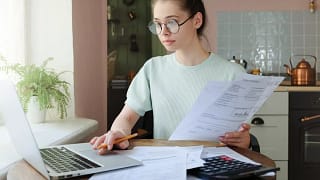 woman at computer budgeting lHnxR.width .jpg