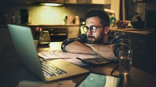 worried person with laptop in kitchen OlAPI.width .jpg