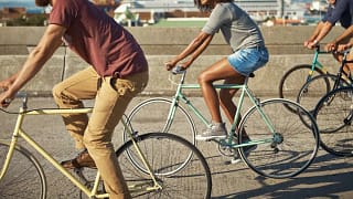 People on bikes kKebWm.width .jpg