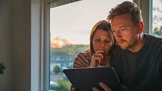 Worried looking couple looking at a tablet to.width omrJse.jpg
