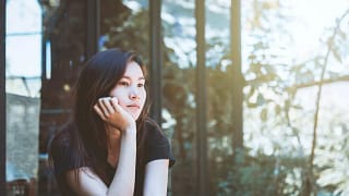 Young woman looking thoughtful UiTwxx.width DWzGXu.jpg