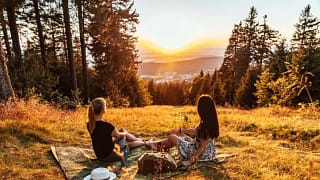 couple picnic at sunset tGCpUc.width .jpg