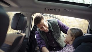 dad helping young daughter into car seat DYLl.width .jpg