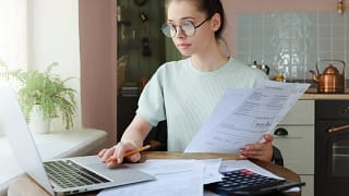 woman at computer budgeting MUlXmUg.width .jpg
