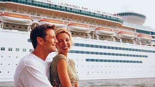 Couple embracing in front of cruise ship LJeg.width .jpg