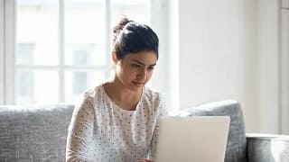 YoungWomanWithLaptop.width ElnaYQ.jpg