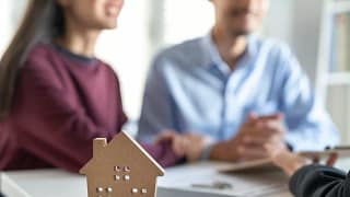 couple and small house skkRcg.width .jpg
