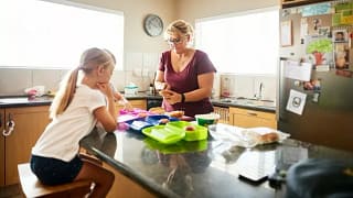 mom packing kids lunches HsFMzh.width .jpg