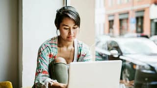 woman on laptop gNDZMmo DheKREK.width .jpg