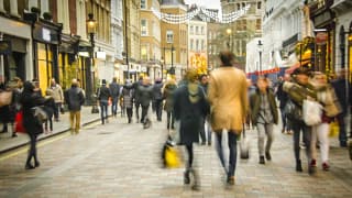 Holiday shoppers on street FpuVCwK.width .jpg