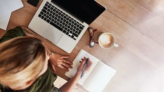 Woman with to do list and laptop Jgffc.width .jpg