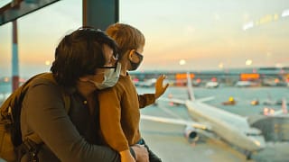 parent and child in masks at airport jOKMaM.width .jpg