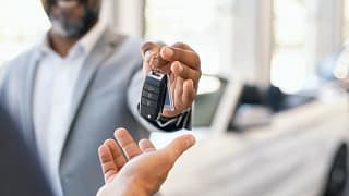 Man handing new car keys nMxIUEK.width .jpg