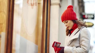 Woman with empty wallet qOhtTS.width .jpg