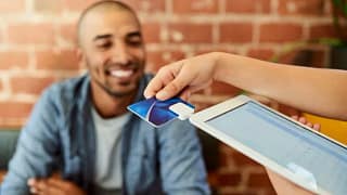 waiter swiping mans credit card UyQYiie.width QdQvTOg.jpg