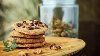 cookies on plate qDxUuee.width .jpg