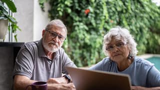 senior couple laptop serious gettyimages .jpg
