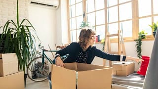woman packing moving boxes.width .jpg