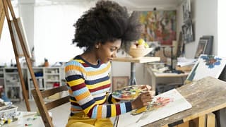woman painting in home studio ZXVYRTS.width .jpg