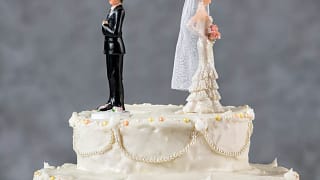 bride and groom figurines facing away from each other on top of wedding cake divorce marriage.jpg