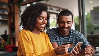 Couple using credit card RQUN.width .jpg
