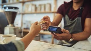 handing credit card to cafe cashier GWlfsUA.width .jpg